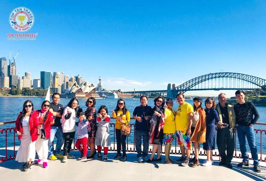 Đoàn khách du lịch tham quan khám phá nước Úc mùa xuân